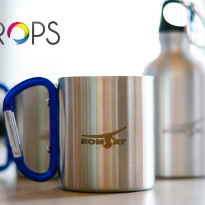 Thermo cup with carabiner